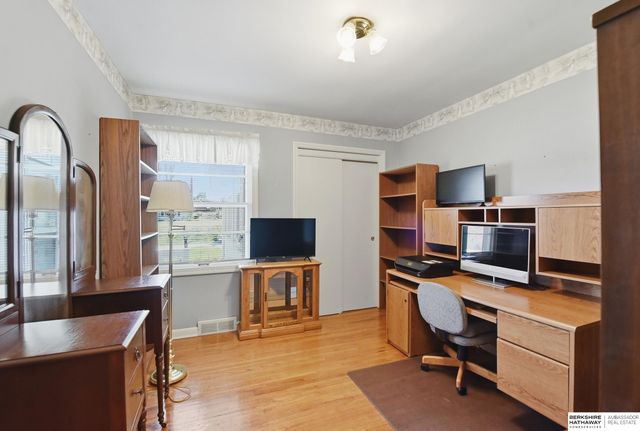 7802 Pierce Circle, Omaha, NE 68124