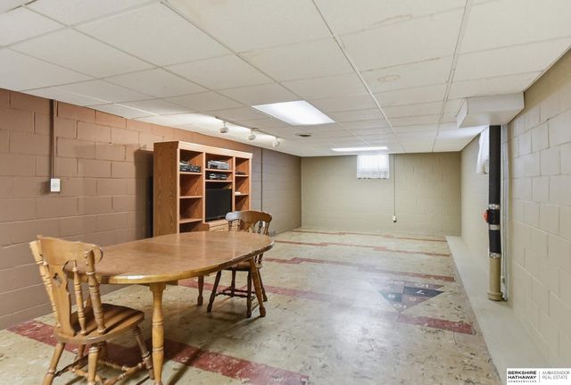 7802 Pierce Circle, Omaha, NE 68124