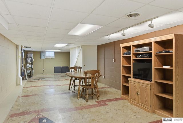 7802 Pierce Circle, Omaha, NE 68124