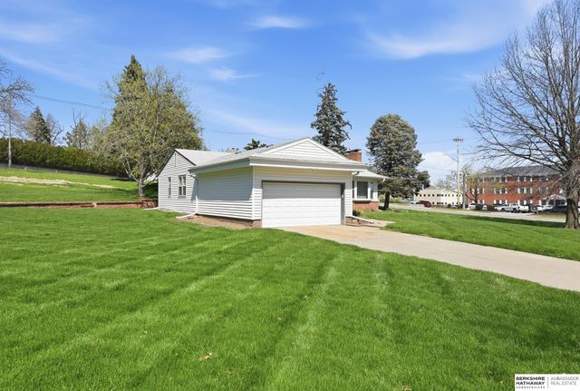 7802 Pierce Circle, Omaha, NE 68124