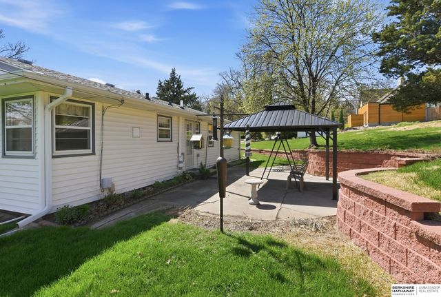 7802 Pierce Circle, Omaha, NE 68124