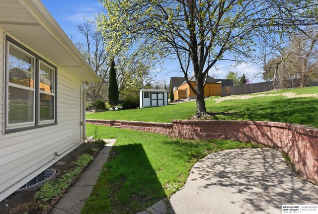 7802 Pierce Circle, Omaha, NE 68124