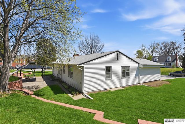 7802 Pierce Circle, Omaha, NE 68124