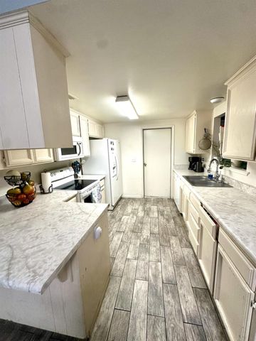 99 Rosewood Circle, Madera, CA 93637