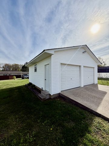 511 Donna Cir, Lawrenceburg, TN 38464