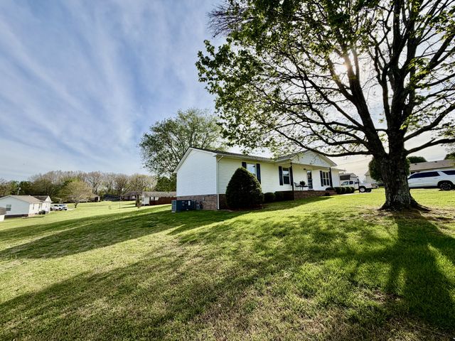 511 Donna Cir, Lawrenceburg, TN 38464
