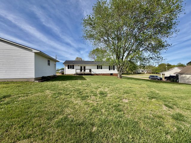 511 Donna Cir, Lawrenceburg, TN 38464