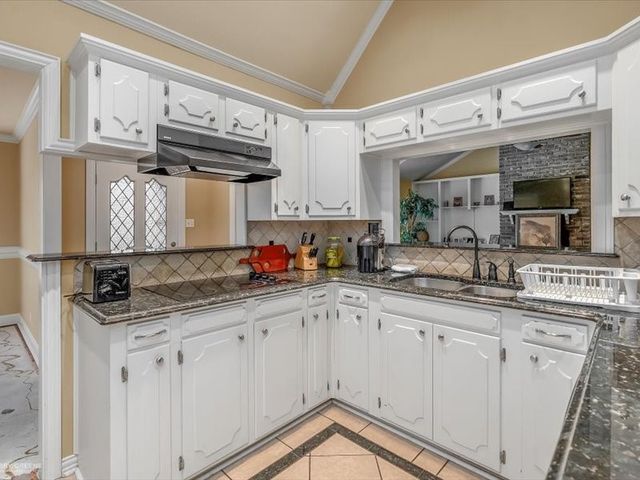 5620 S Lakeshore Drive, Shreveport, LA 71119