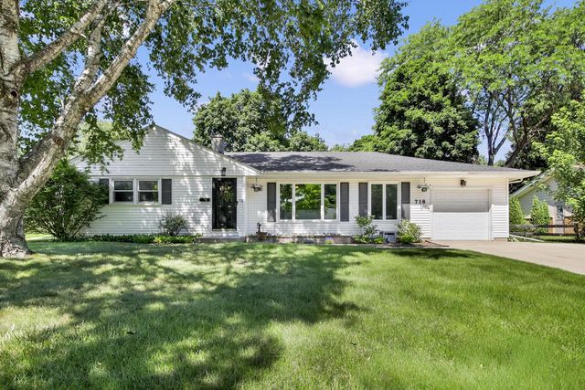 718 S Silverbrook DRIVE, West Bend, WI 53095
