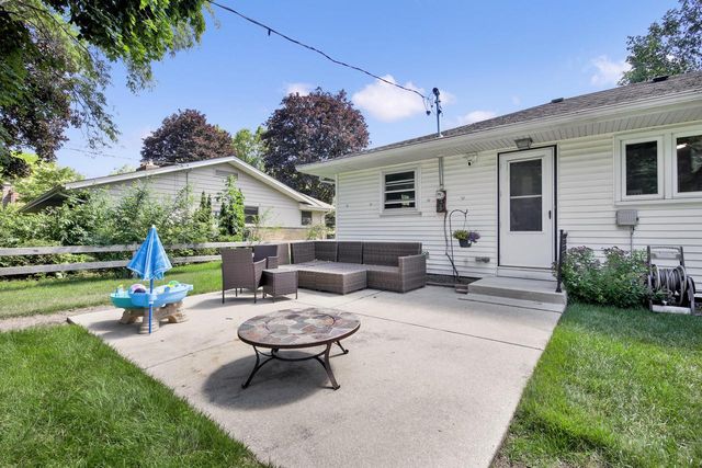 718 S Silverbrook DRIVE, West Bend, WI 53095
