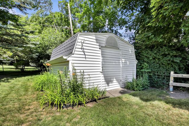 718 S Silverbrook DRIVE, West Bend, WI 53095