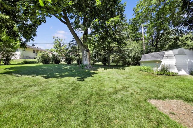 718 S Silverbrook DRIVE, West Bend, WI 53095