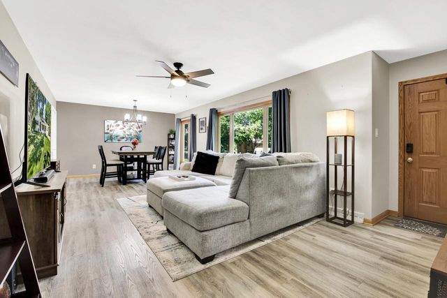 718 S Silverbrook DRIVE, West Bend, WI 53095