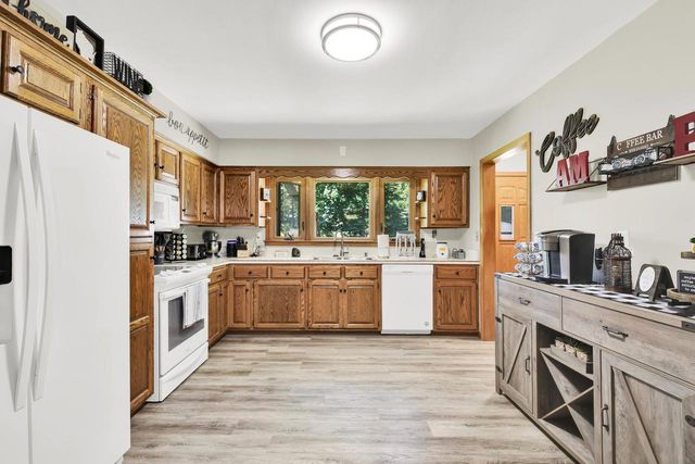 718 S Silverbrook DRIVE, West Bend, WI 53095