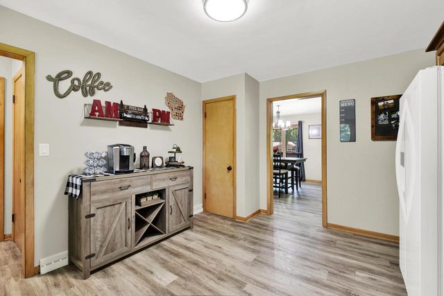 718 S Silverbrook DRIVE, West Bend, WI 53095