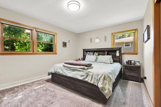 718 S Silverbrook DRIVE, West Bend, WI 53095