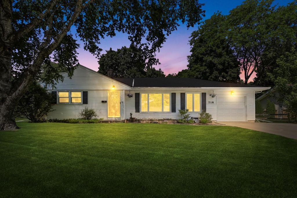 718 S Silverbrook DRIVE, West Bend, WI 53095