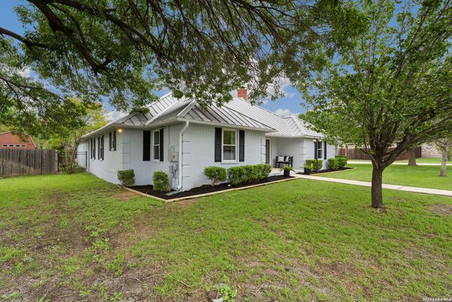 1827 PALACE DR, New Braunfels, TX 78130
