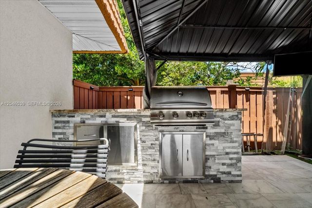 2891 SW 11th Pl, Deerfield Beach, FL 33442