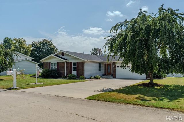 13 Blue Spruce Court, Granite City, IL 62040