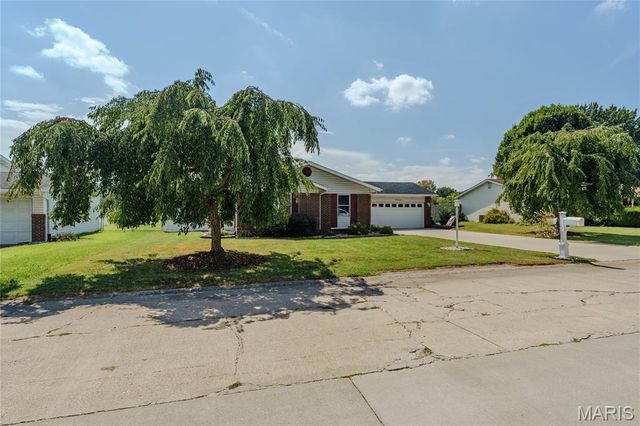 13 Blue Spruce Court, Granite City, IL 62040