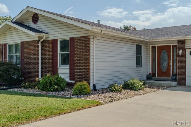 13 Blue Spruce Court, Granite City, IL 62040