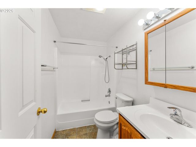3305 E VITTORIA Way 6, Newberg, OR 97132
