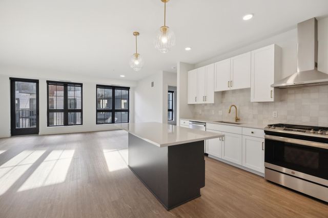 4917 Eden Avenue 402, Edina, MN 55424