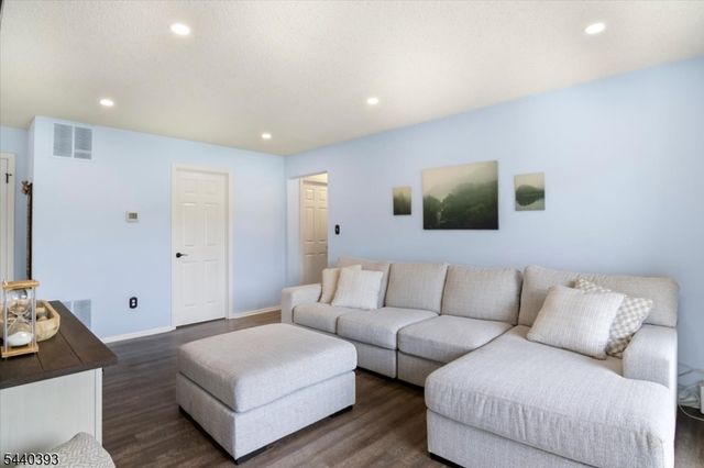 637 Magnolia Ln, Branchburg Twp., NJ 08876