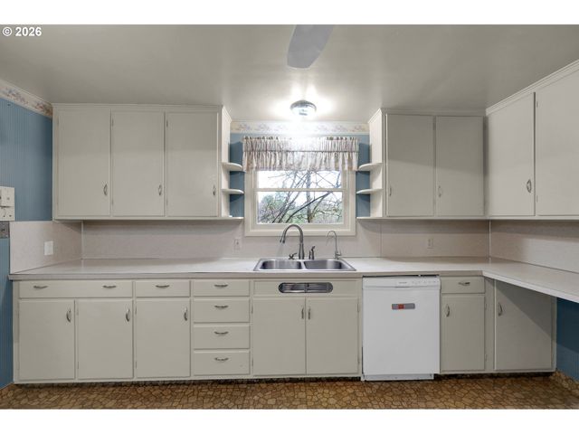 605 FULVUE Dr, Eugene, OR 97405