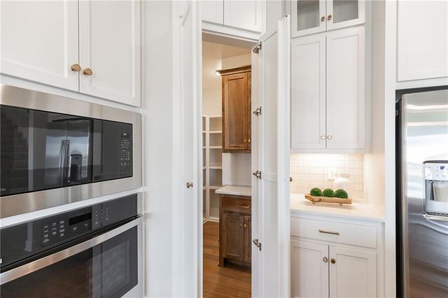 18608 Ironwood Street, Overland Park, KS 66085