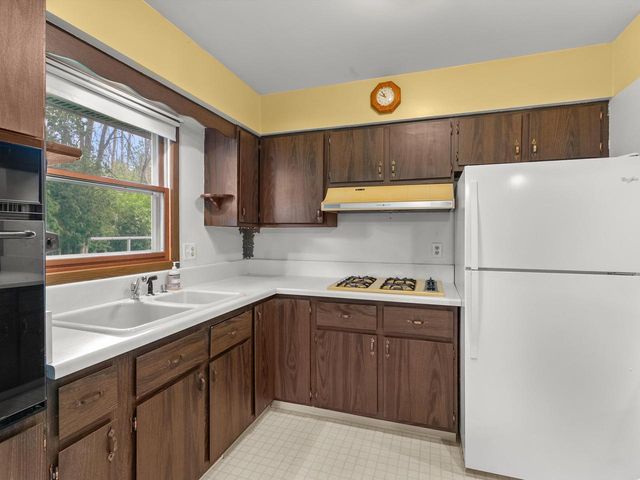 1441 Lee CIRCLE, Manitowoc, WI 54220