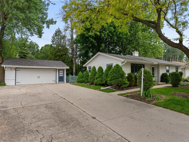 1441 Lee CIRCLE, Manitowoc, WI 54220