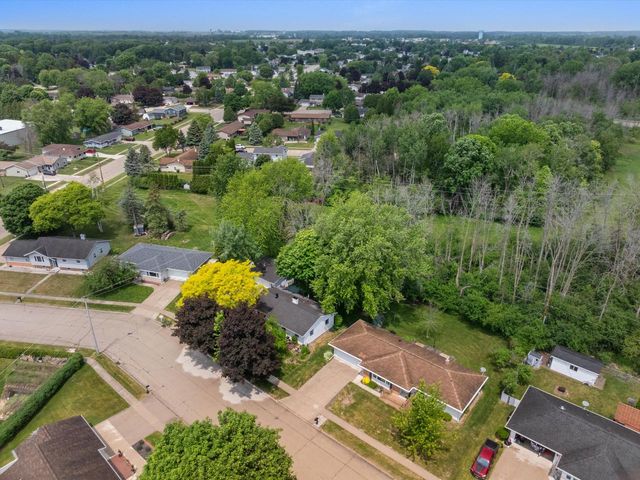 1441 Lee CIRCLE, Manitowoc, WI 54220