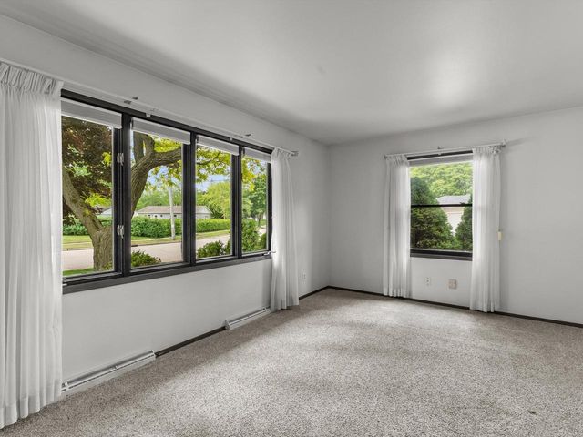 1441 Lee CIRCLE, Manitowoc, WI 54220