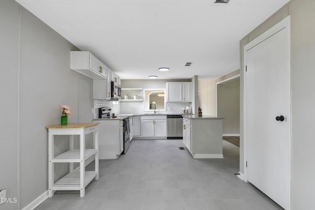 5444 Gilcrest Sands Drive, Hope Mills, NC 28348