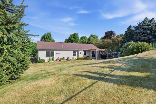 613 Lucky Trail, Mount Horeb, WI 53572