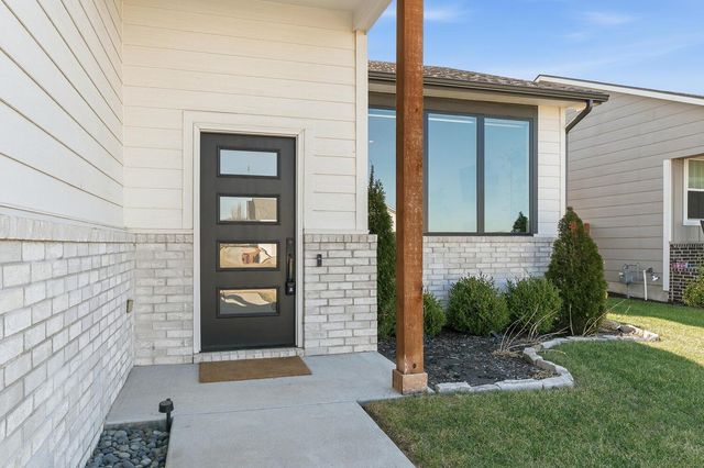 1209 E Prairie Hill Cir, Park City, KS 67219