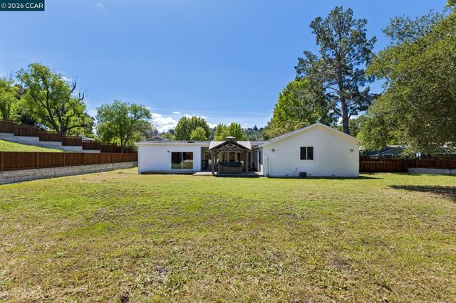 8 Evergreen Ct, Lafayette, CA 94595