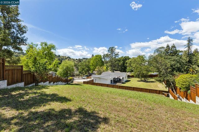 8 Evergreen Ct, Lafayette, CA 94595