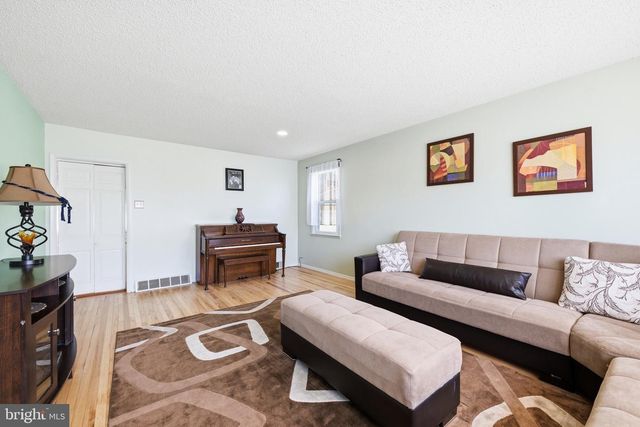 1087 ROBERTS RD, Warminster, PA 18974