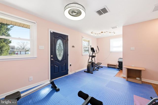 1087 ROBERTS RD, Warminster, PA 18974