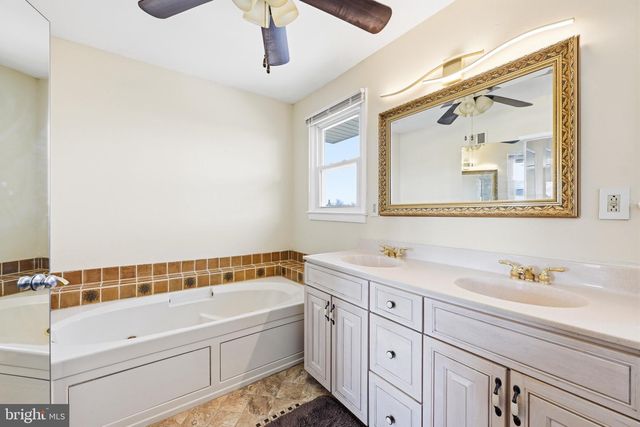 1087 ROBERTS RD, Warminster, PA 18974