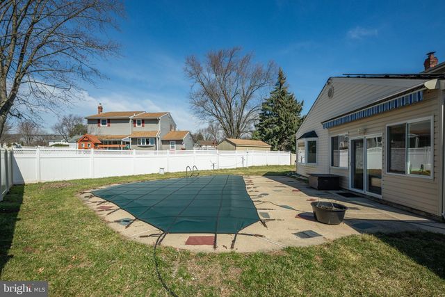 1087 ROBERTS RD, Warminster, PA 18974