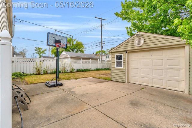 1174 Columbia Road, Berkley, MI 48072