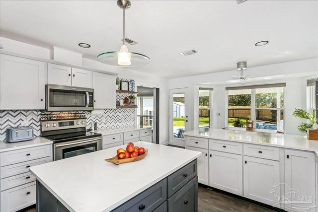 1724 Sea Lark Ln, Navarre, FL 32566