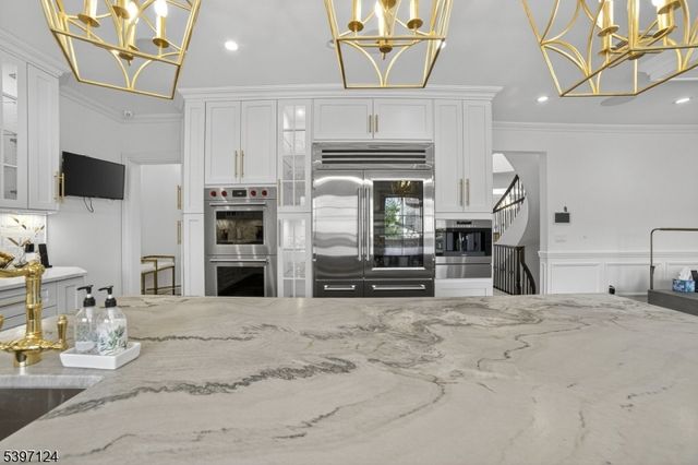 1096 Briar Way, Fort Lee Boro, NJ 07024