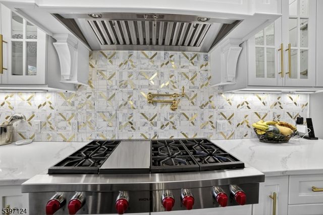 1096 Briar Way, Fort Lee Boro, NJ 07024