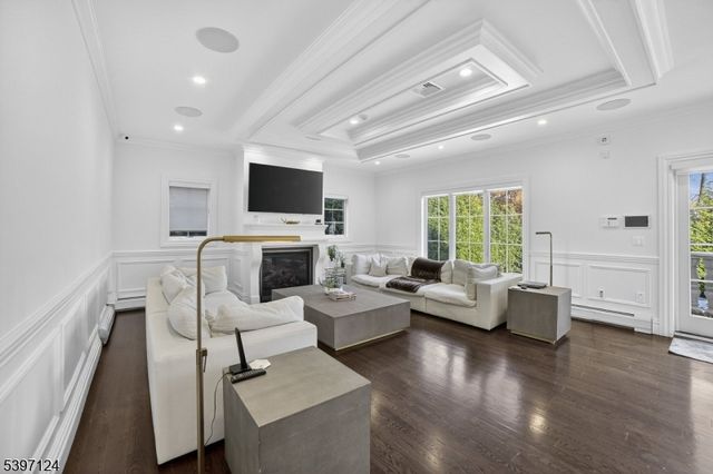 1096 Briar Way, Fort Lee Boro, NJ 07024