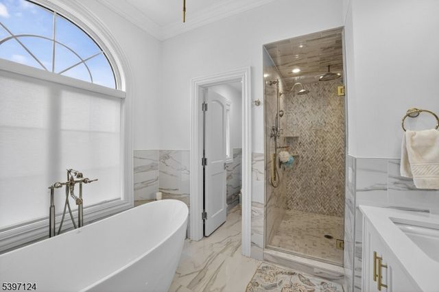 1096 Briar Way, Fort Lee Boro, NJ 07024